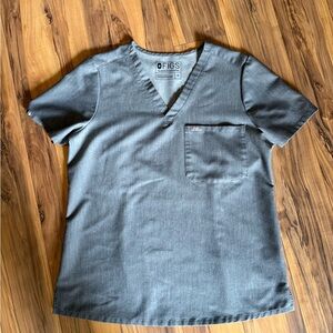 🩺🏥 FIGS Catrina One-Pocket Scrub Top – M (Cement)
